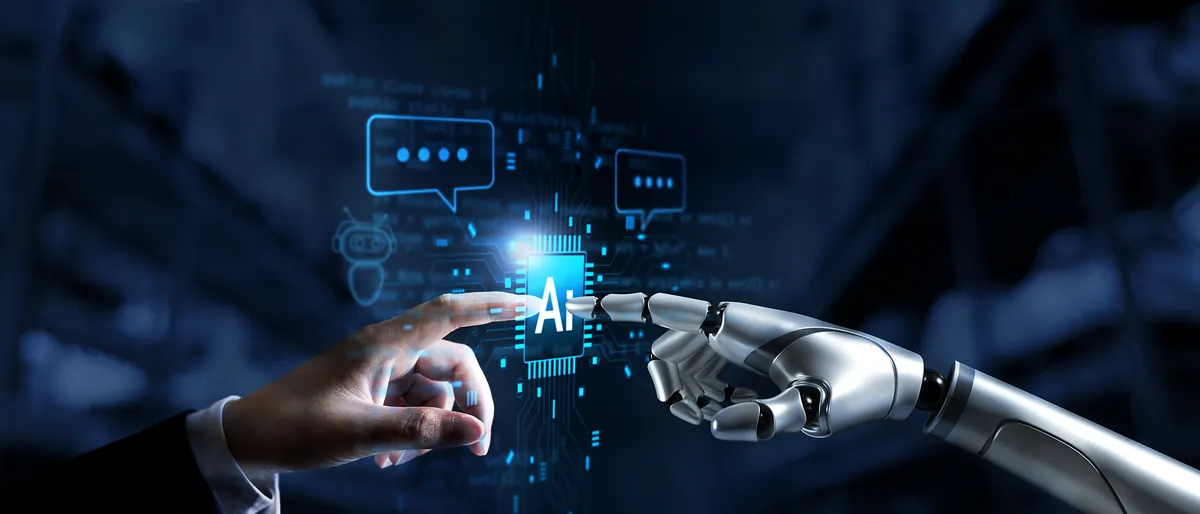 Une main humaine et une main robotique se touchent autour d'une puce IA