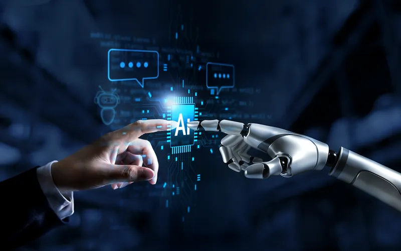 Une main humaine et une main robotique se touchent autour d'une puce IA