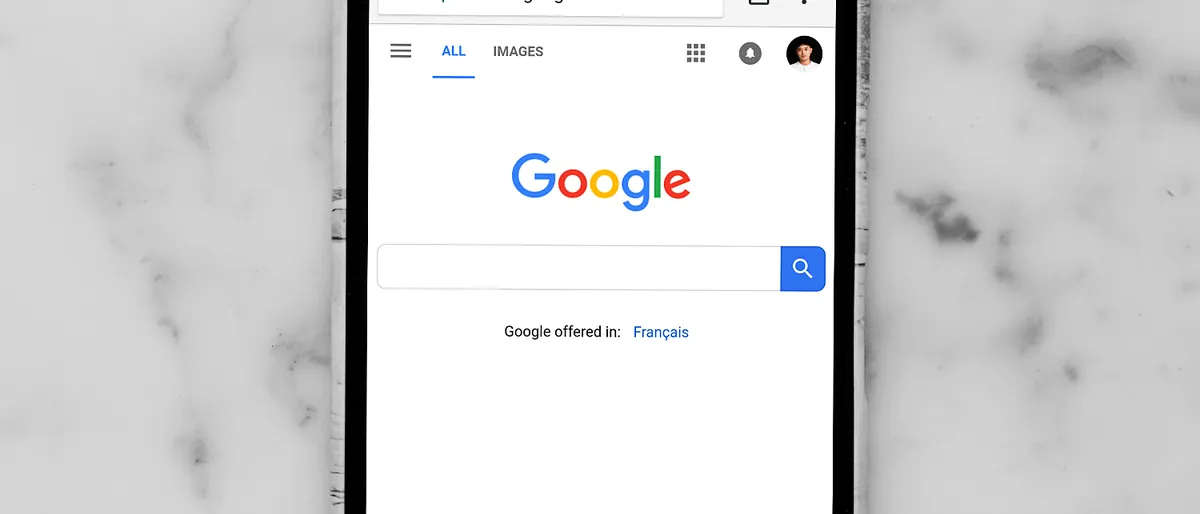 Recherche Google sur un téléphone posé sur du marbre
