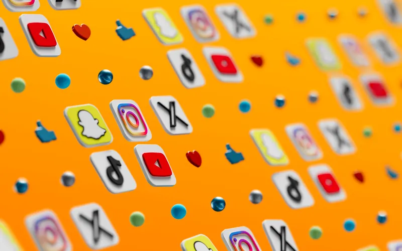 Icônes de réseaux sociaux sur fond orange